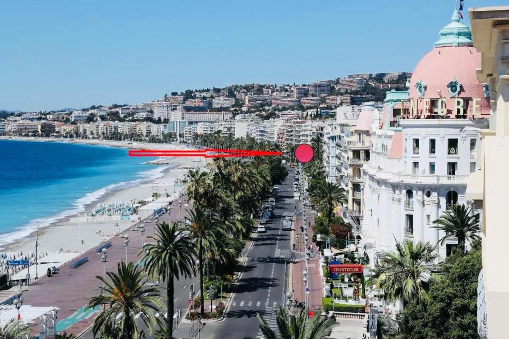 - une vue aérienne sur une plage avec un point rouge dans l'établissement Apparemment 2P centre Nice, à Nice