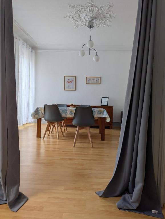 un salon avec une table et deux chaises dans l'établissement 75m2 - 2min centre piéton & 10 min de la gare, à Mulhouse