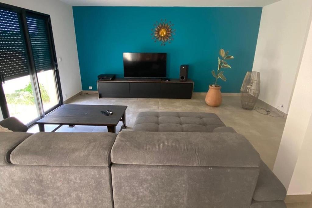 Photo de la galerie de l'établissement Spacious house with garden and pool, à La Motte