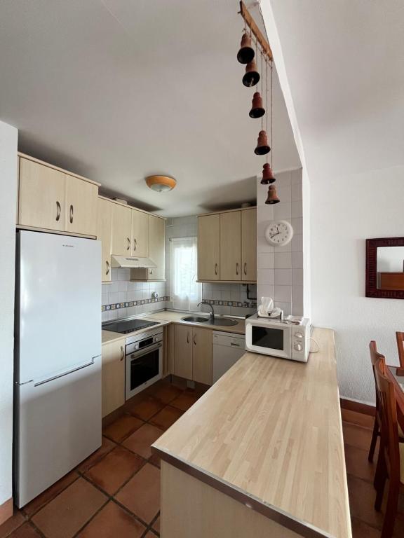 Kuchnia lub aneks kuchenny w obiekcie Ático duplex con vistas al mar en Zahara de los Atunes