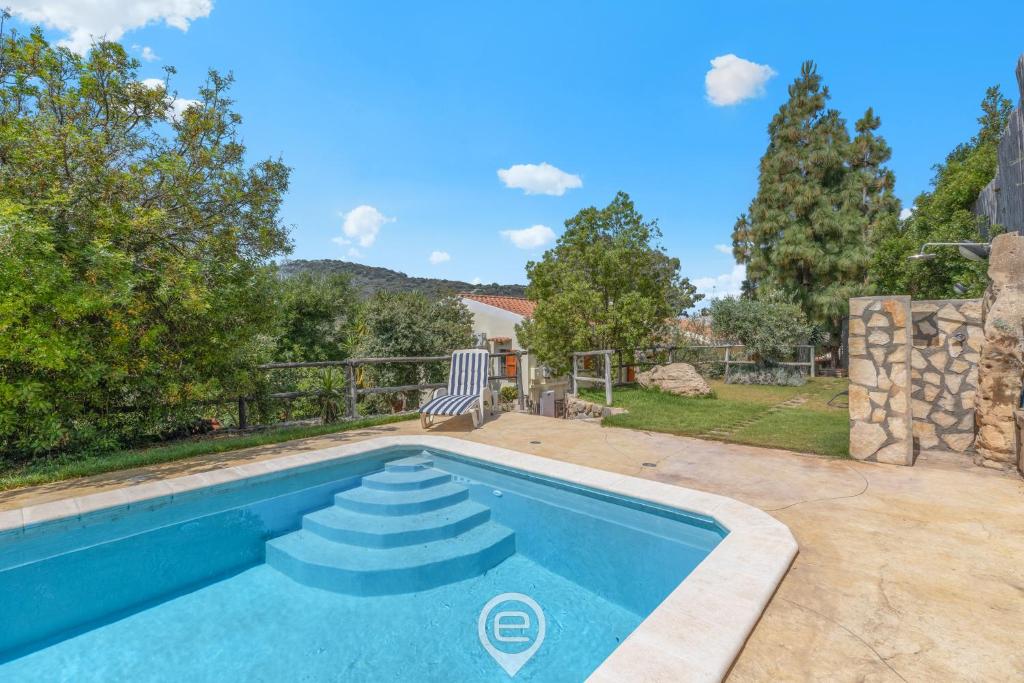 une image d'une piscine dans une cour dans l'établissement Villa Luce, à Torre delle Stelle