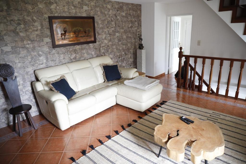 Uma área de estar em Stone House