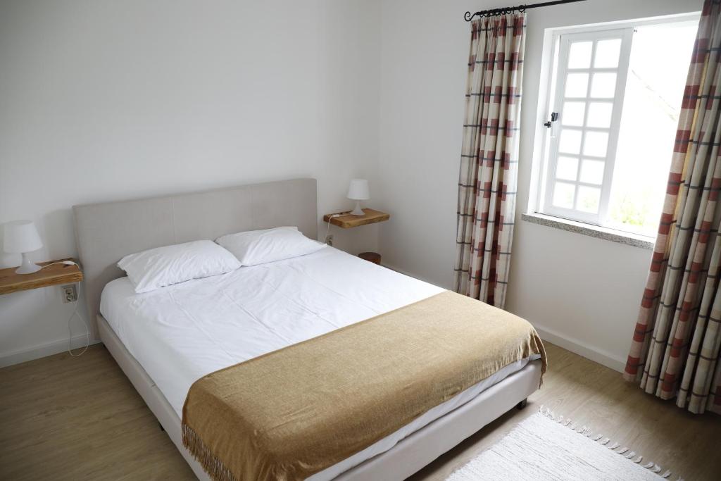 Uma cama ou camas num quarto em Stone House