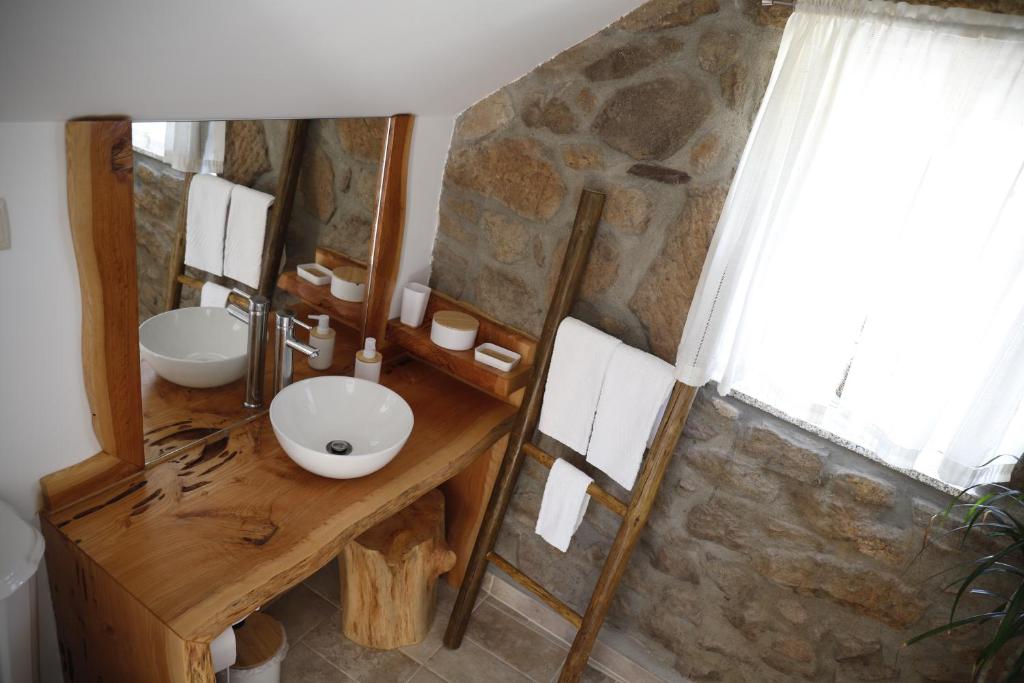 Uma casa de banho em Stone House
