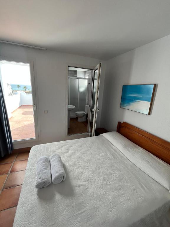 Łóżko lub łóżka w pokoju w obiekcie Ático duplex con vistas al mar en Zahara de los Atunes