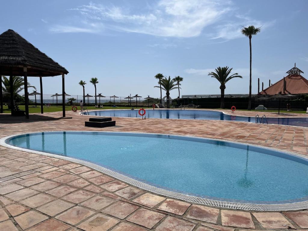 Basen w obiekcie Ático duplex con vistas al mar en Zahara de los Atunes lub w pobliżu
