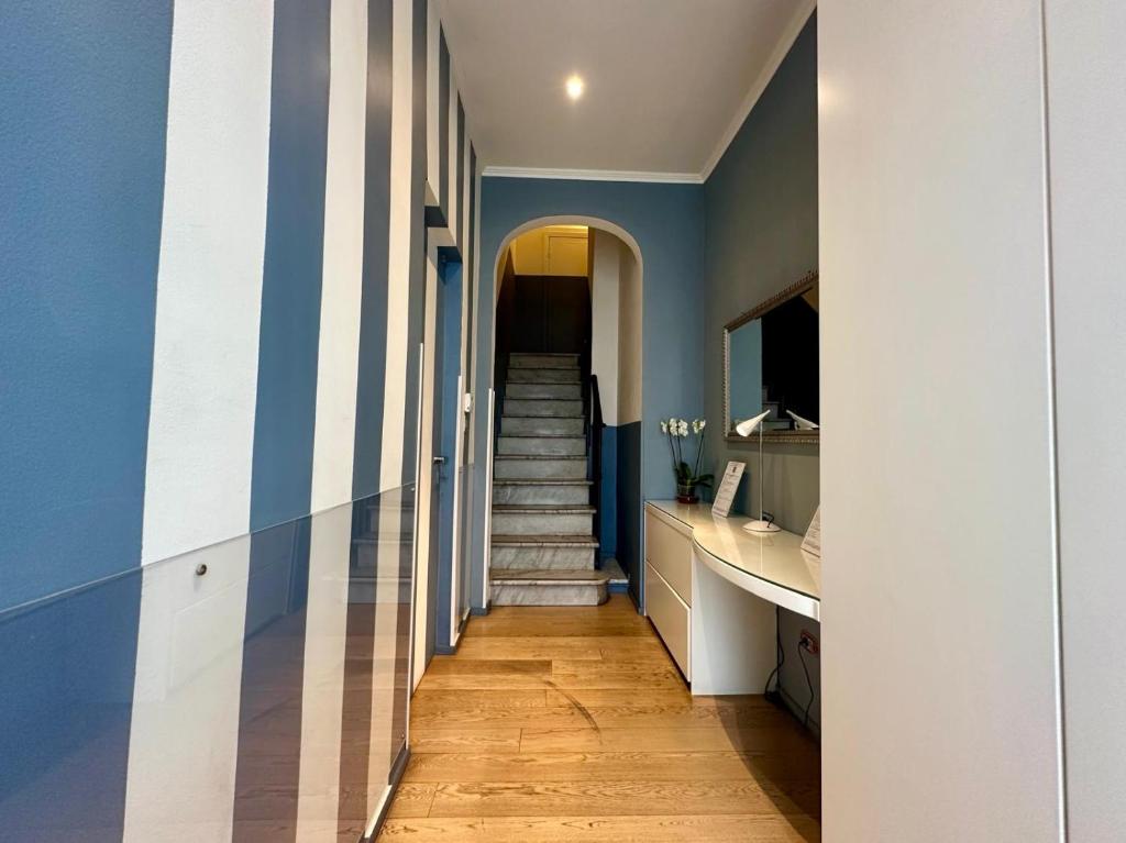 un corridoio con pareti bianche e blu e una scala di La Bouganville 2 ad Arma di Taggia