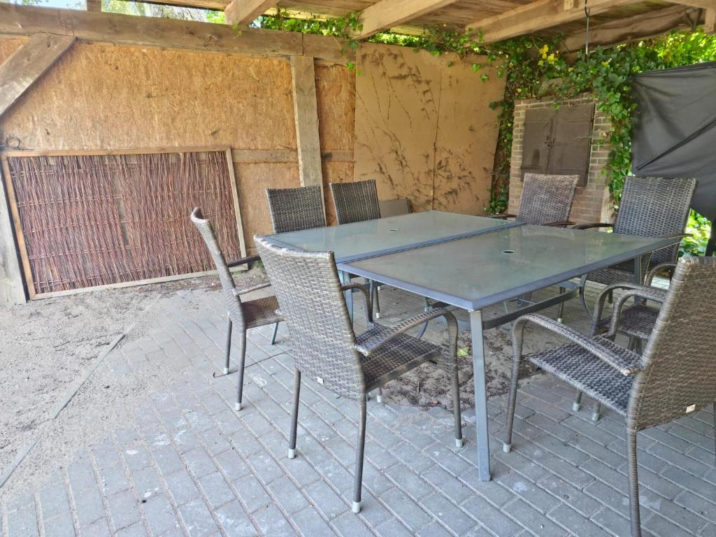 a table and chairs sitting on a patio at Fischstübchen Neeberg Apt 2 – Meerjungfrau in Krummin