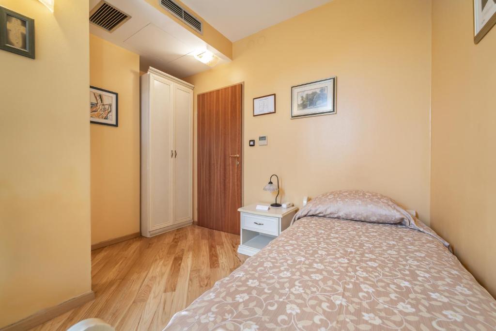 Postel nebo postele na pokoji v ubytování Hotel Peristil