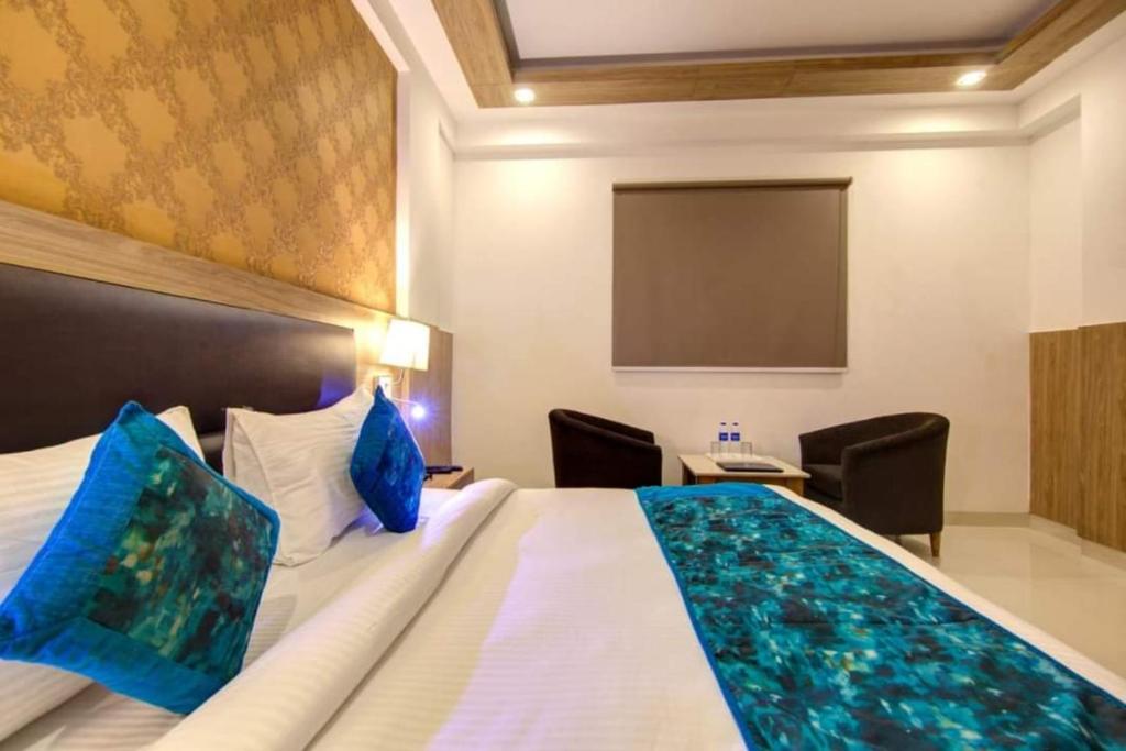 Postel nebo postele na pokoji v ubytování HOTEL CORPORATE PLAZA TERMINAL 3 Delhi AIRPORT