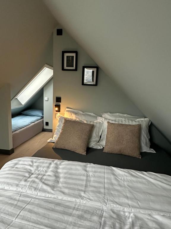 En eller flere senge i et værelse på Authentic Historic Luxury House