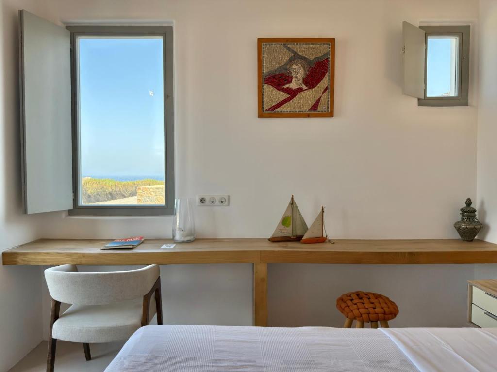 Postel nebo postele na pokoji v ubytování Myconian Crown Suites