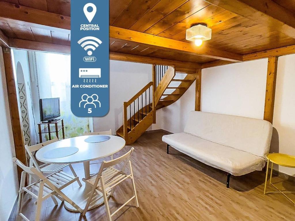 een kamer met een tafel, een bank en een bed bij Centralissimo a Gaeta - CasAurora P2 in Gaeta