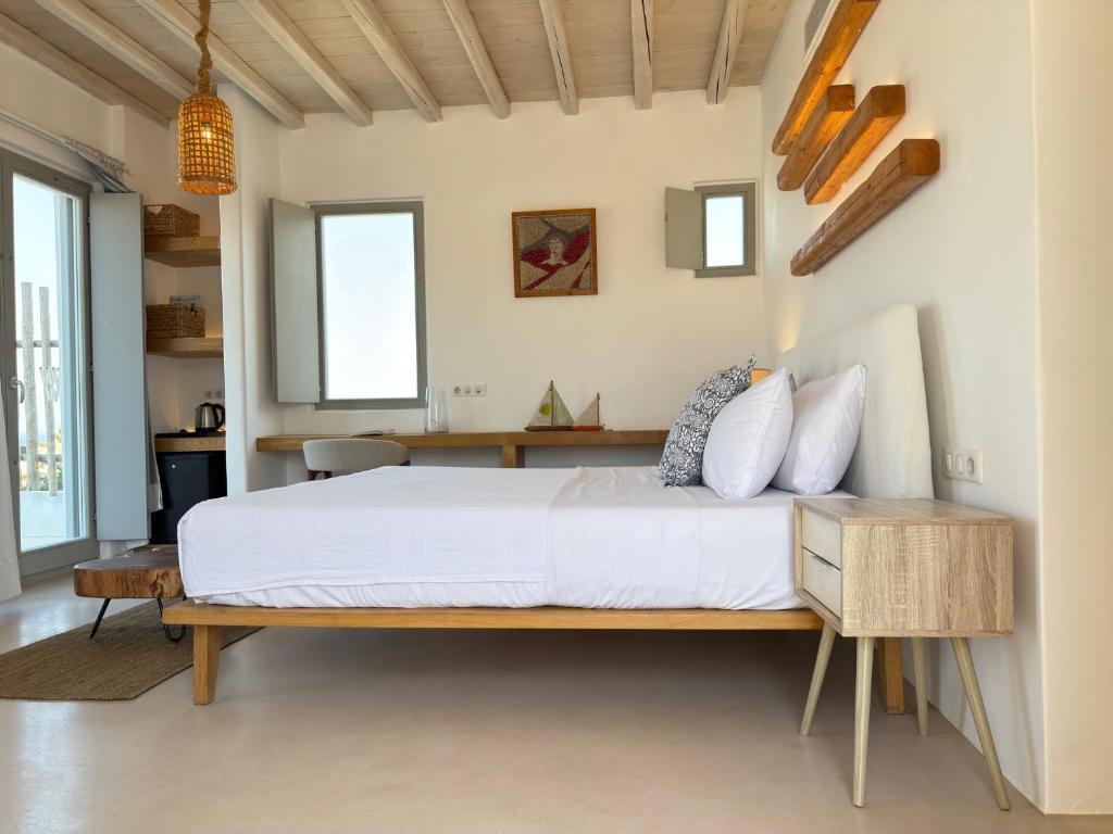 Postel nebo postele na pokoji v ubytování Myconian Crown Suites