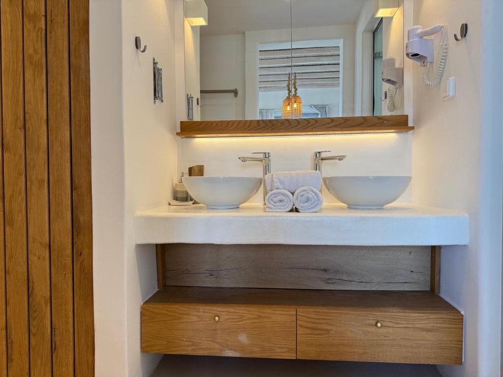 Koupelna v ubytování Myconian Crown Suites