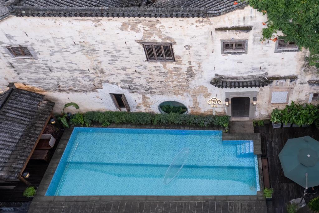 Bazén v ubytování Hidden Moisture and Return to Simplicity Homestay in Mount Huangshan nebo v jeho okolí