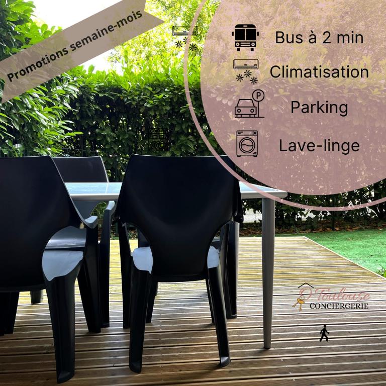 une table et quatre chaises assises sous une table dans l'établissement L'instant Détente avec terrasse climatisation et parking, à Toulouse