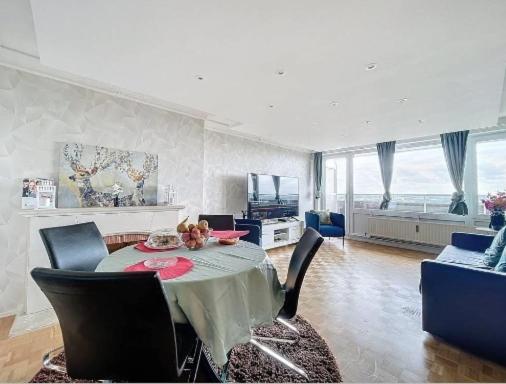 TV a/nebo společenská místnost v ubytování Chambre privée dans un Appartement central et partagé