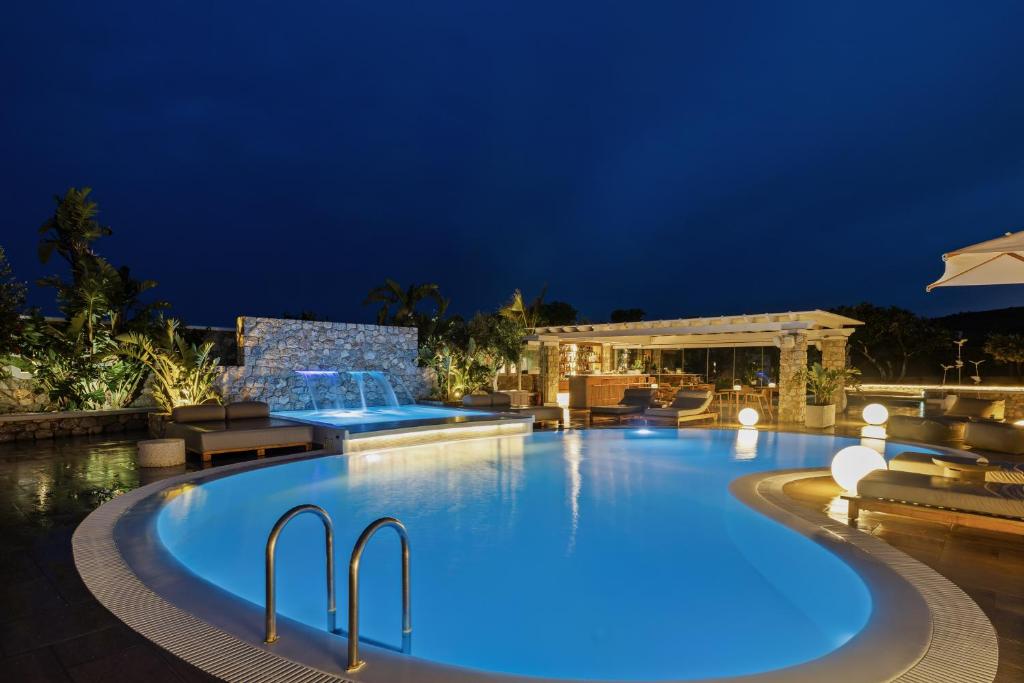 Bazén v ubytování Orabel Suites Santorini (Adults Only) nebo v jeho okolí