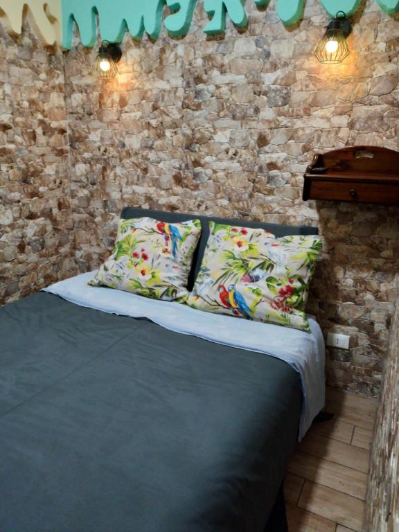 パレルモにあるCasa Porta Nuova 1989のベッド1台(枕2つ付)