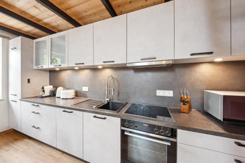 Kuchyň nebo kuchyňský kout v ubytování Vaicun Stays LUXURY APARTMENTS - Stilvolle Apartments am Tegernsee