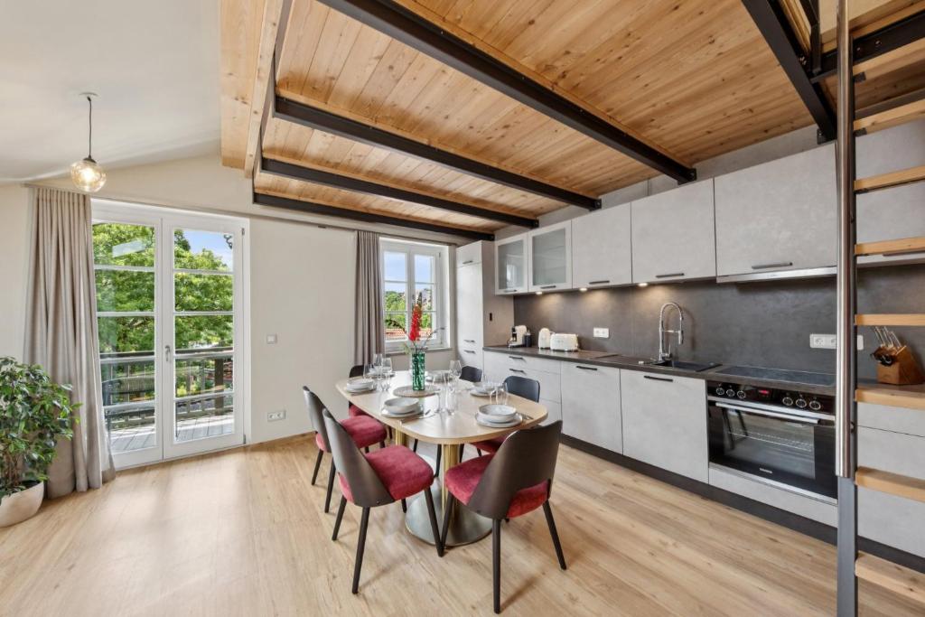 Kuchyň nebo kuchyňský kout v ubytování Vaicun Stays LUXURY APARTMENTS - Stilvolle Apartments am Tegernsee