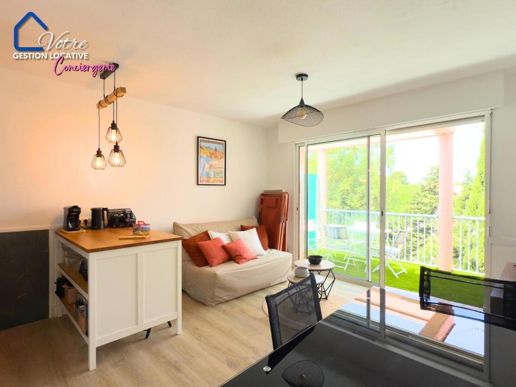 un salon avec un canapé et une table dans l'établissement Casa Luna, à Collioure