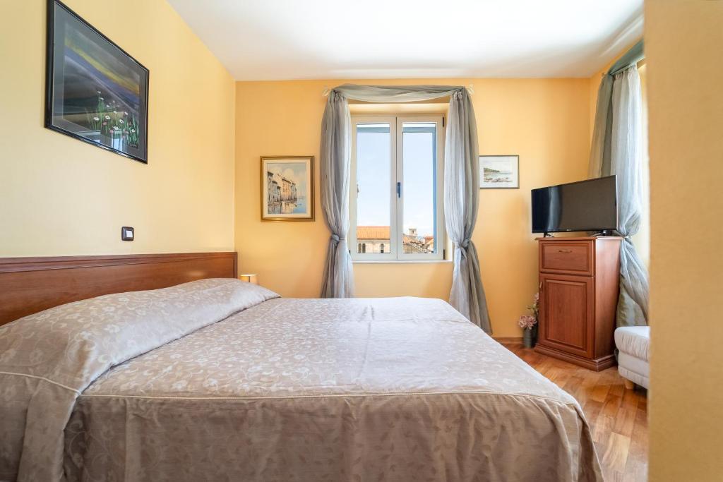 Postel nebo postele na pokoji v ubytování Hotel Peristil