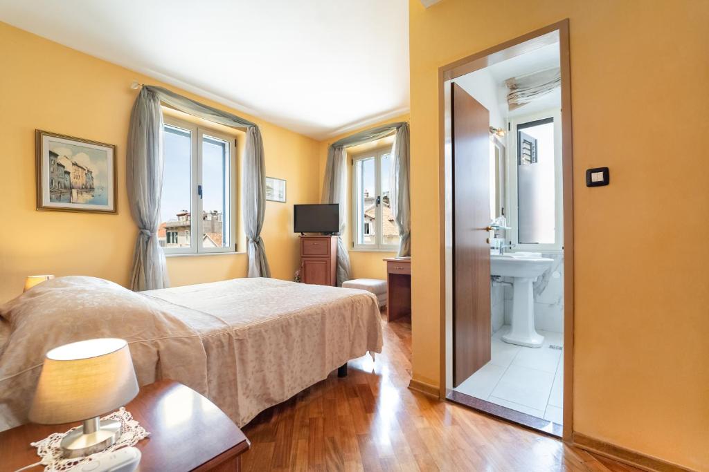 Postel nebo postele na pokoji v ubytování Hotel Peristil