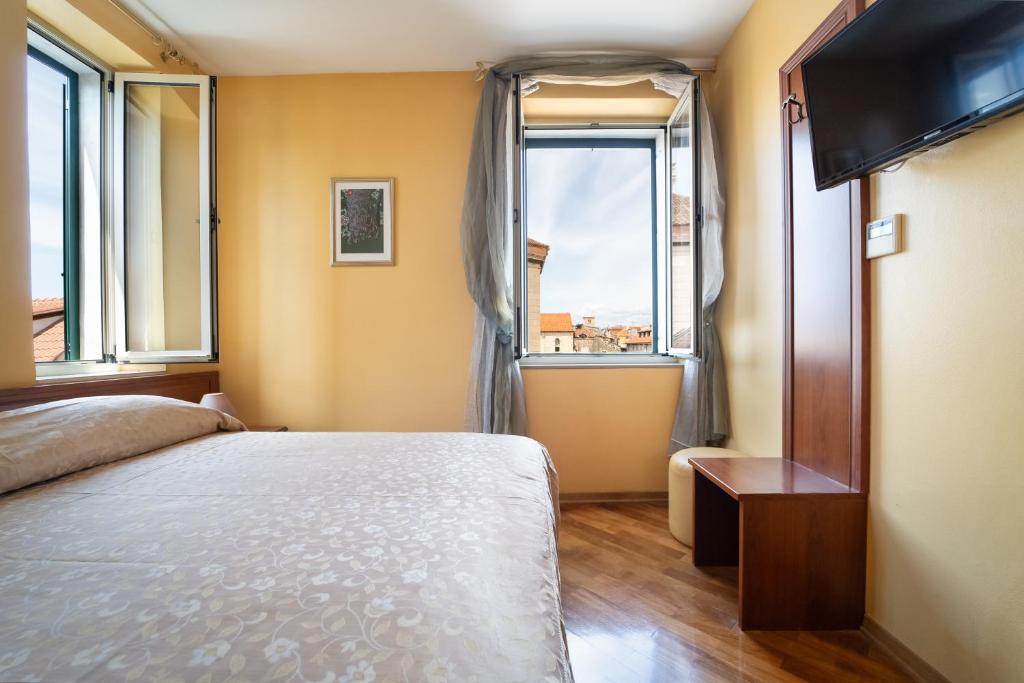 Postel nebo postele na pokoji v ubytování Hotel Peristil