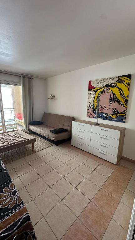 un salon avec un canapé et une table dans l'établissement Квартира в отеле, à Beausoleil