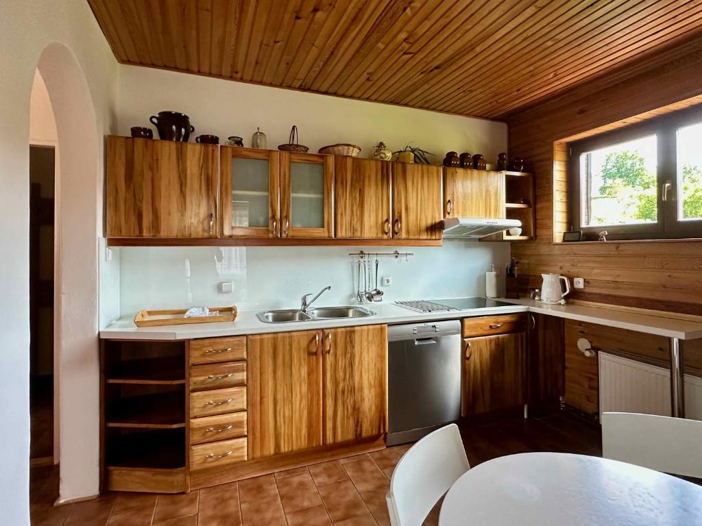 Kuchyň nebo kuchyňský kout v ubytování Apartmány Český Ráj