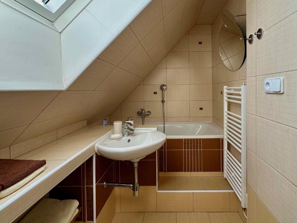 Koupelna v ubytování Apartmány Český Ráj