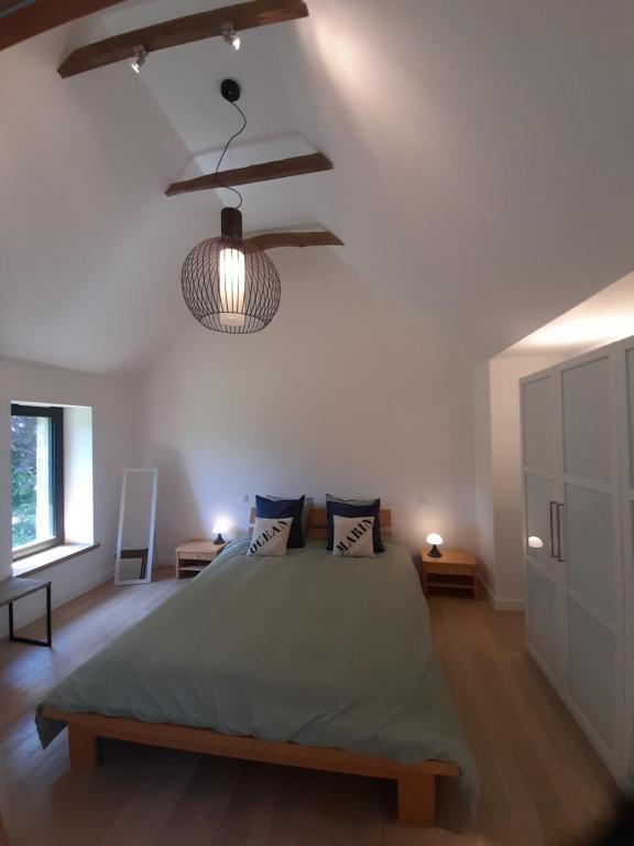 - une chambre avec un grand lit et un plafond dans l'établissement Ar Ty Cozy, à Briec