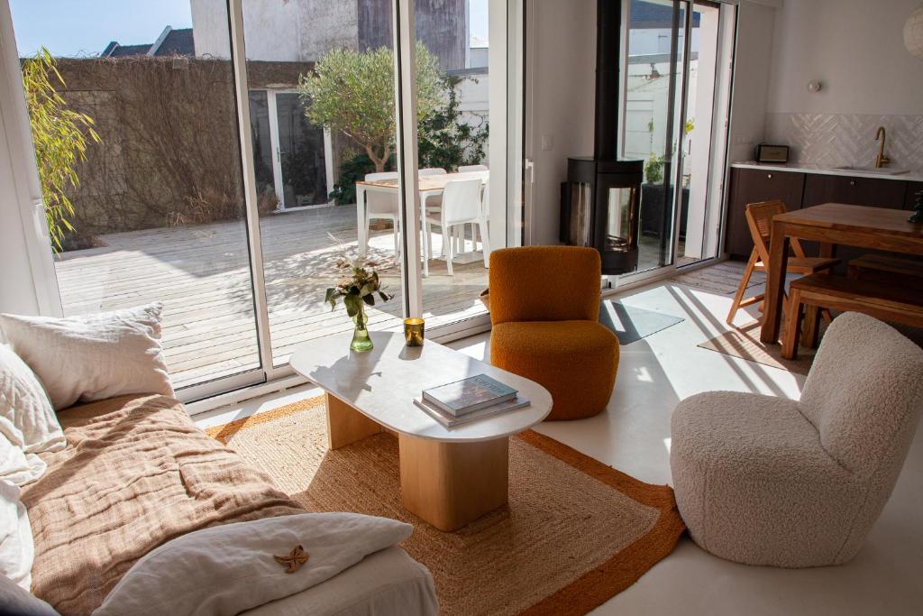 un salon avec un canapé et une table dans l'établissement Villa centre-ville, proche plage, au Pouliguen