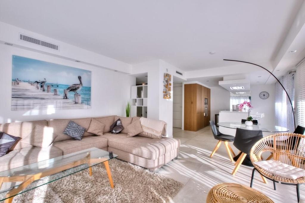 un salon avec un canapé et une table dans l'établissement REF 1147 - Cannes Center - Apartment for rent, à Cannes