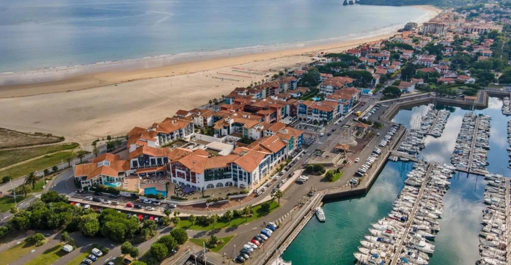 アンダイエにあるAppartement charmant à Hendaye, 41 m², proche plageのマリーナ付きのリゾートの空中ビュー