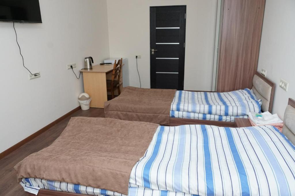 Postel nebo postele na pokoji v ubytování Panorama hotel on Baghramyan avenue