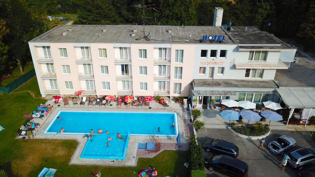 Bazén v ubytování Hotel KOREKT nebo v jeho okolí