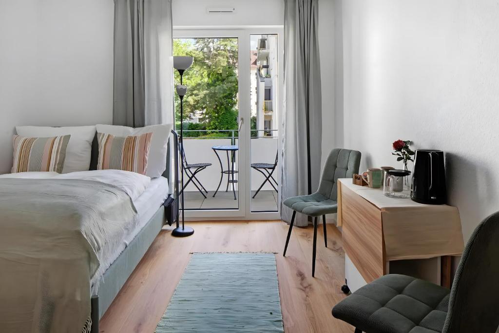 a bedroom with a bed and a balcony at Ferienwohnung Bächle, sehr zentral in Freiburg im Breisgau