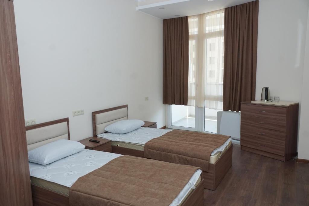 Postel nebo postele na pokoji v ubytování Panorama hotel on Baghramyan avenue