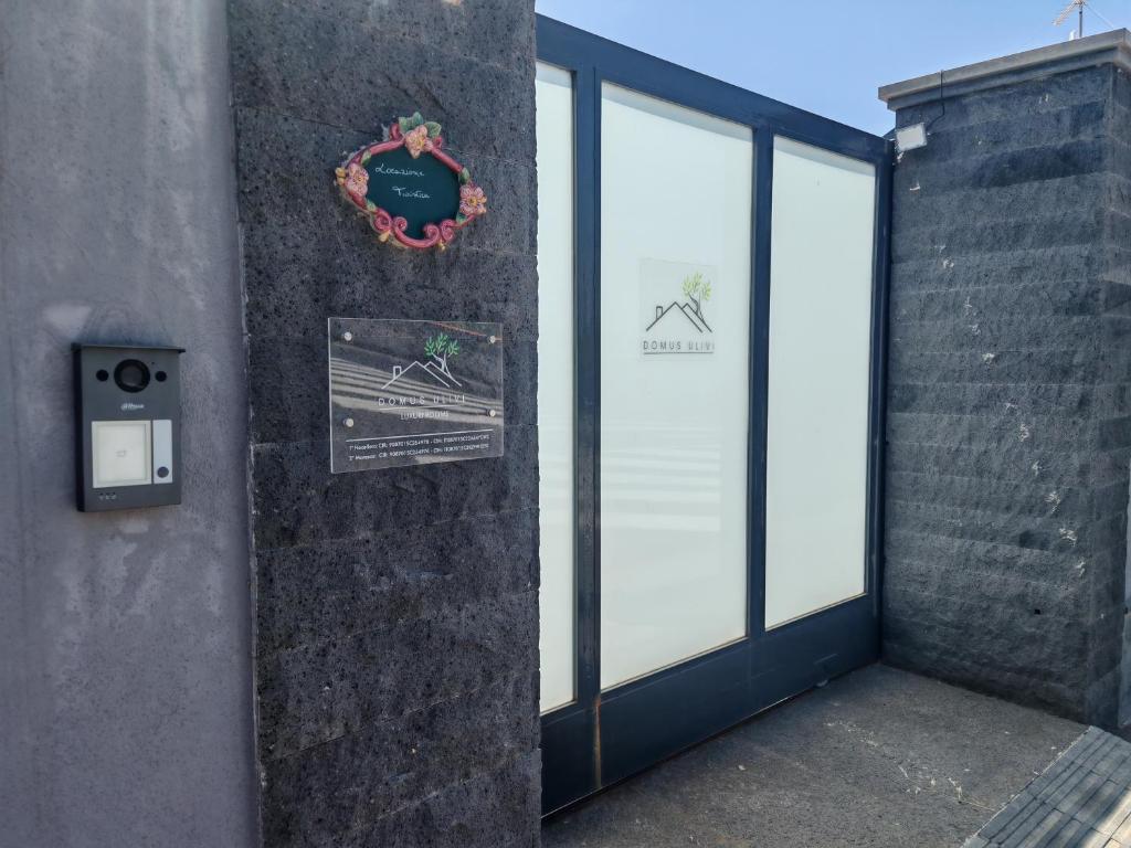 a wall with a window and a sign on it at DOMUS ULIVI LUXURY ROOMS Nocellara in Catania