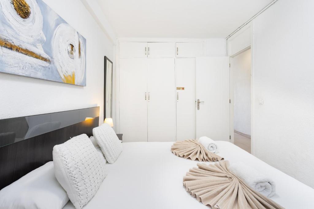 A bed or beds in a room at Cosy apartment near the sea in Las Americas