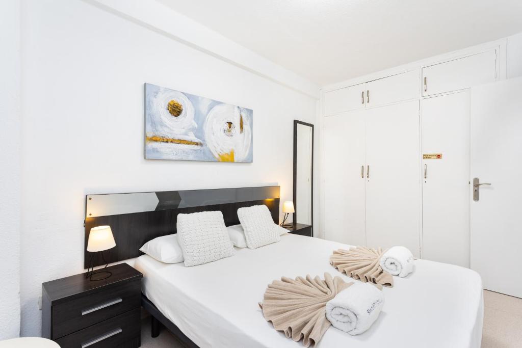 A bed or beds in a room at Cosy apartment near the sea in Las Americas