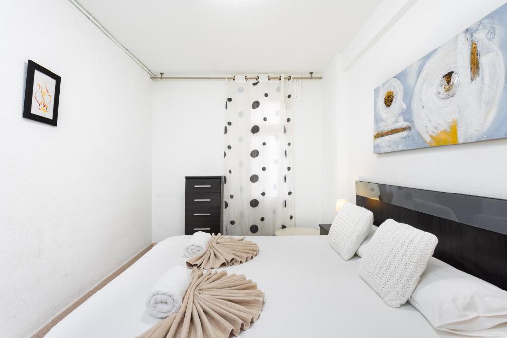 A bed or beds in a room at Cosy apartment near the sea in Las Americas