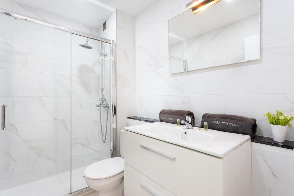 A bathroom at Cosy apartment near the sea in Las Americas