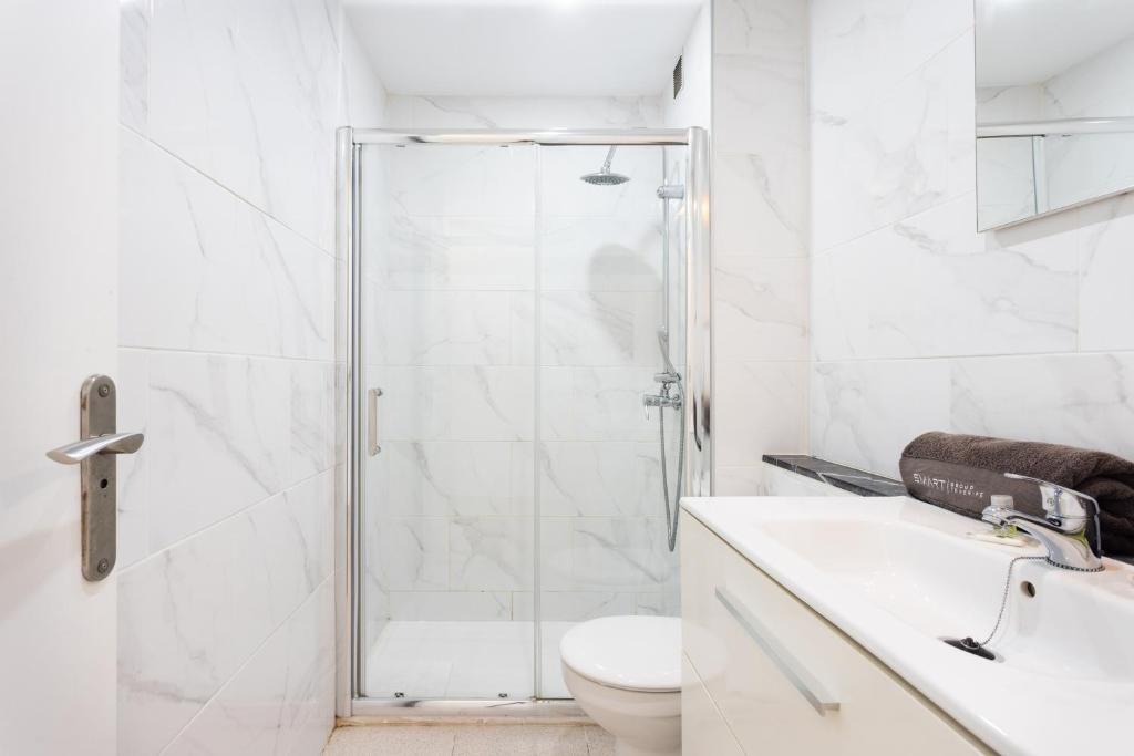 A bathroom at Cosy apartment near the sea in Las Americas