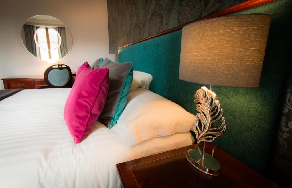 Postel nebo postele na pokoji v ubytování Kilkenny Hibernian Hotel