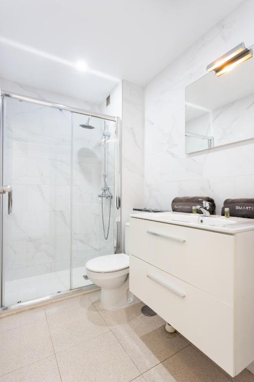 A bathroom at Cosy apartment near the sea in Las Americas