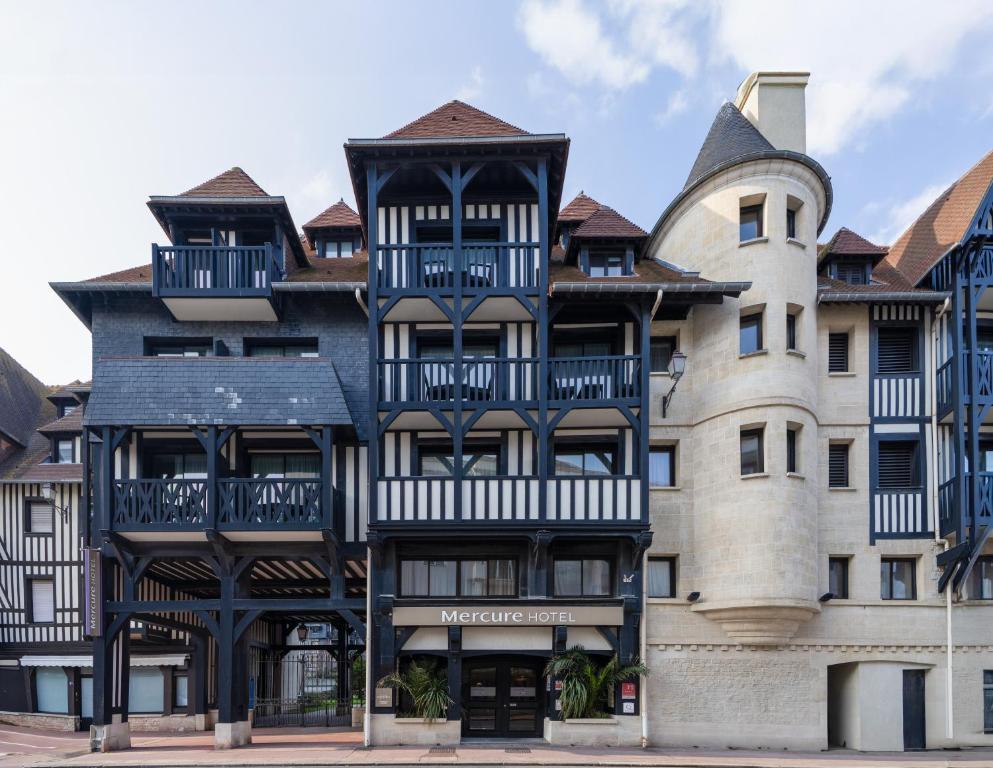 un immeuble à l'architecture noire et blanche dans l'établissement Mercure Deauville Centre, à Deauville